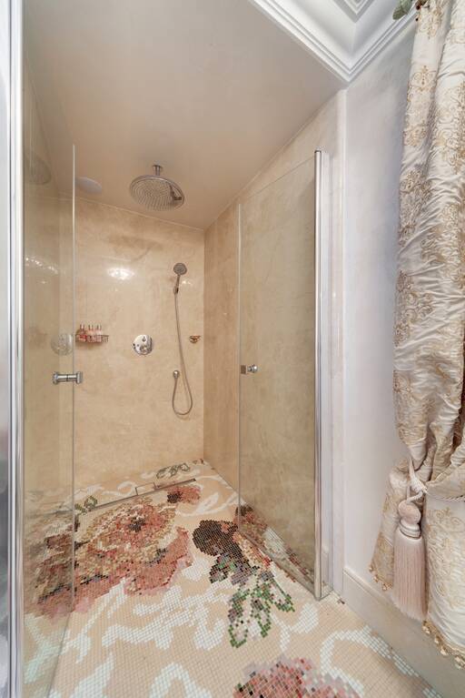 Lidia Bersani / Luxury Interior - Shower with mosiac in flowers on teh floor and marble crema marfil on the walls