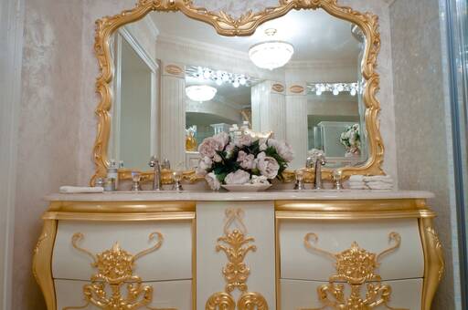 Lidia Bersani / Luxury Interior - Elegant gold and white sink cabinet with golden mirror 