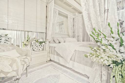Lidia Bersani / Luxury Interior - Beautiful, white bedroom in romantic style, bed with glass baldachin