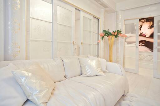 Lidia Bersani / Luxury Interior - Comfortable and elegant modern sofa, cream color leather. Sliding glass and wood door  