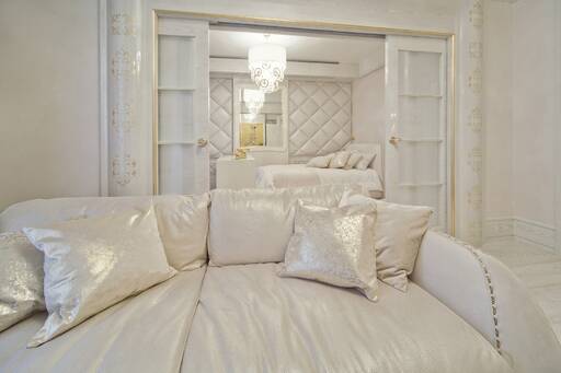Lidia Bersani / Luxury Interior - Leather and wooden paneling on the walls in white and cream color