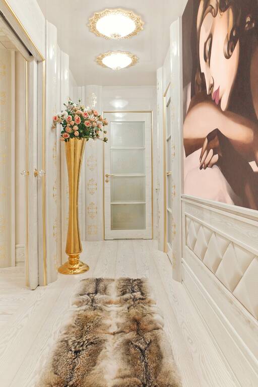 Lidia Bersani / Luxury Interior - Hall with wooden white paneling and big painting on the wall. Wooden white floor . Rug - wolf fur