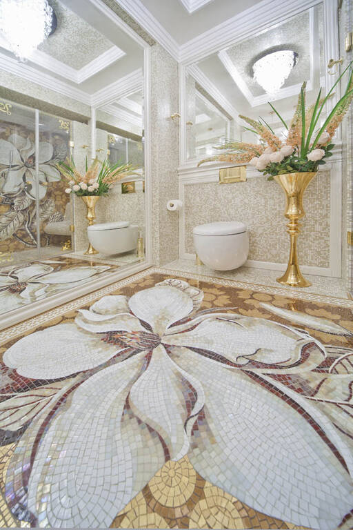 Lidia Bersani / Luxury Interior - Bathroom with golden white floral mosaic on the floor and in shower