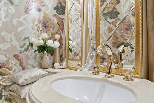 Lidia Bersani / Luxury Interior - Classic geust toillet, golden accesoriens