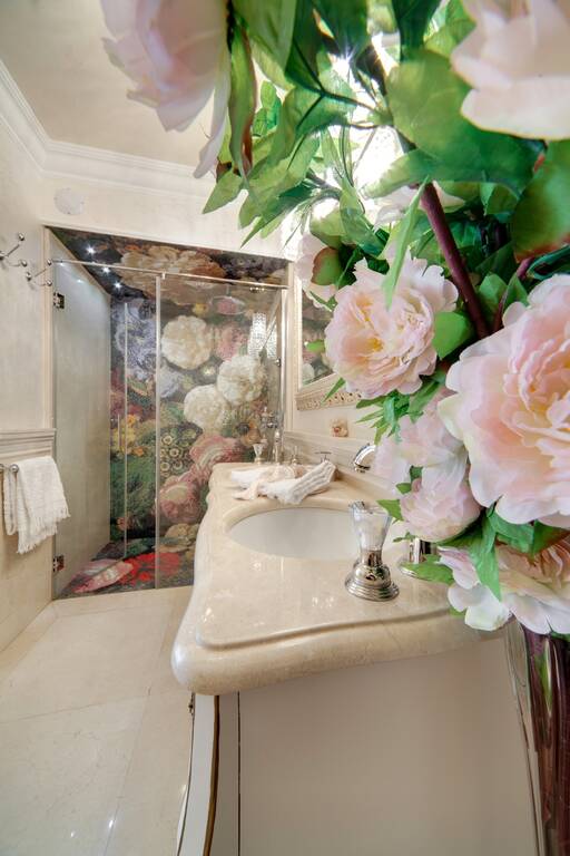 Lidia Bersani / Luxury Interior - Beautiful bathroom with floral mosaic shower and marble crema marfil