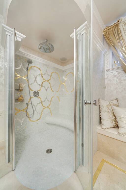 Lidia Bersani / Luxury Interior - Elegant white and gold shower. Heated bench 