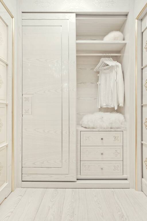Lidia Bersani / Luxury Interior - White wooden modern wardrobe