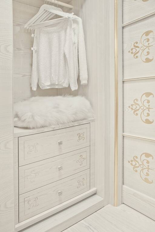 Lidia Bersani / Luxury Interior - White wooden modern wardrobe 